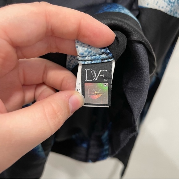 Diane Von Furstenberg New Issie Two Long Sleeve Silk Blouse Wrap Front Size 4 - Picture 6 of 9